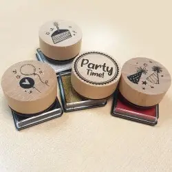 Σετ 4 Ξυλινες Στρογγυλές Σφραγίδες με 4 Ταμπόν Party Time