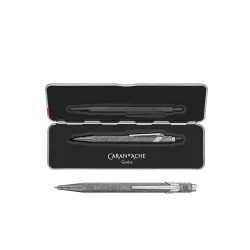 CARAN D'ACHE ΣΤΥΛΟ BALLPOINT ΜΠΛΕ ΜΕΛΑΝΙ ΜΕΤΑΛΛΙΚΟ ΣΕ ΜΕΤΑΛΛΙΚΟ ΚΟΥΤΙ MEDIUM 849