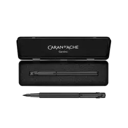 CARAN D'ACHE ΠΕΝΑ ΣΕ ΜΕΤΑΛΛΙΚΟ ΚΟΥΤΙ FINE 849 ΜΑΥΡΟ